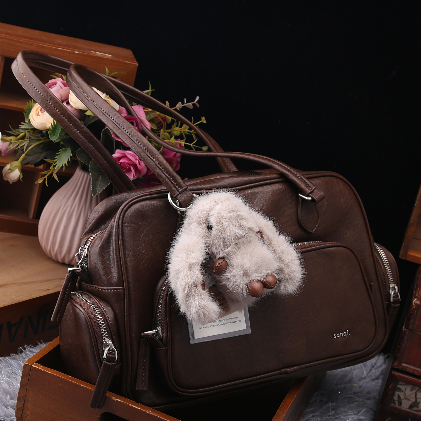 2025新款真皮原创设计毛绒挂件保龄球包女士大容量单肩斜挎通勤包