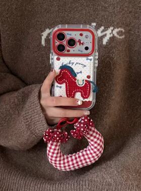 新款编制流苏新年红色刺绣小马苹果17promax适用16pro卡通艺术15ins风保护套14挂绳13防摔全包手机壳女