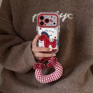 新款编制流苏新年红色刺绣小马苹果17promax适用16pro卡通艺术15ins风保护套14挂绳13防摔全包手机壳女