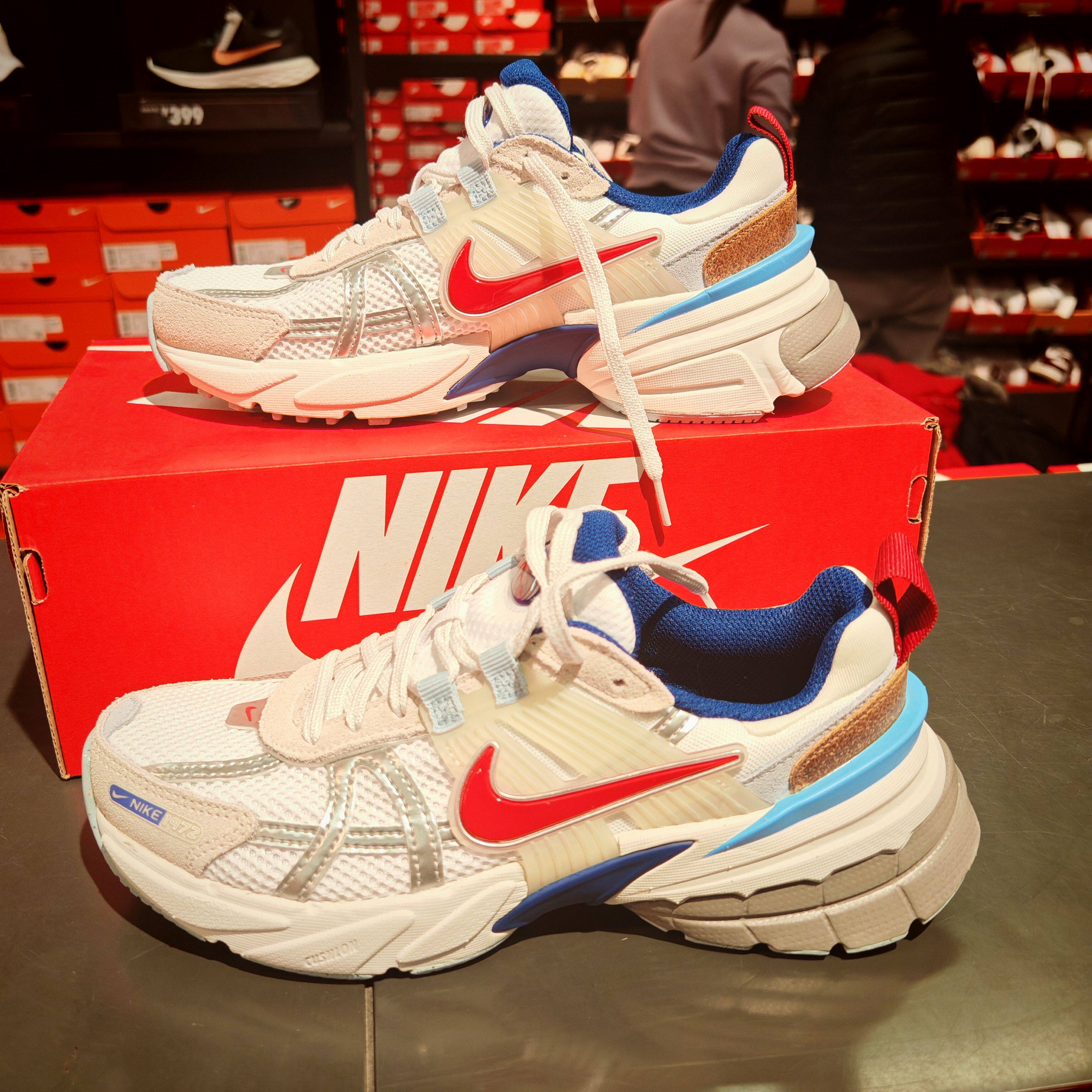 Nike耐克V2K Run女复古运动鞋红勾厚底舒适老爹鞋 HF5724  FN6703