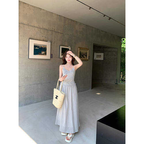 白小云/帕尔马旧街_法式女主角 V领打揽格子吊带裙