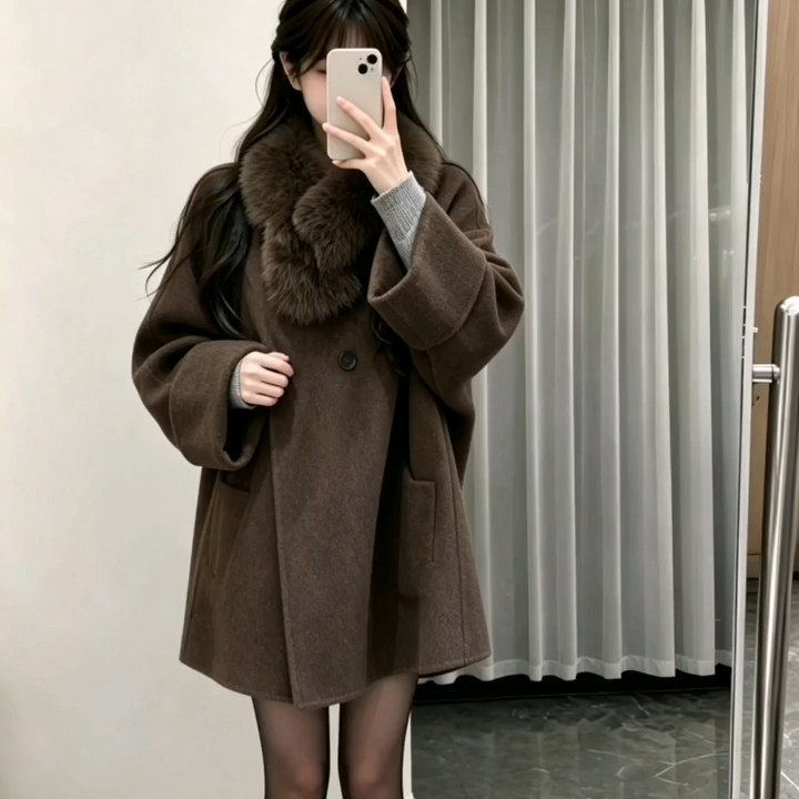 白小云/ 2026秋冬宽松全羊毛呢子斗篷外套狐狸毛领大衣双面呢女