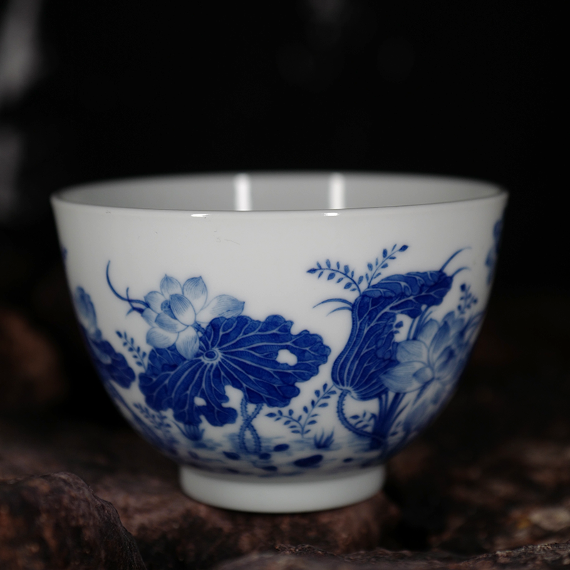龙圣华苑景德镇陶人临古手绘青花莲塘清趣鸳鸯戏水荷花图主人杯