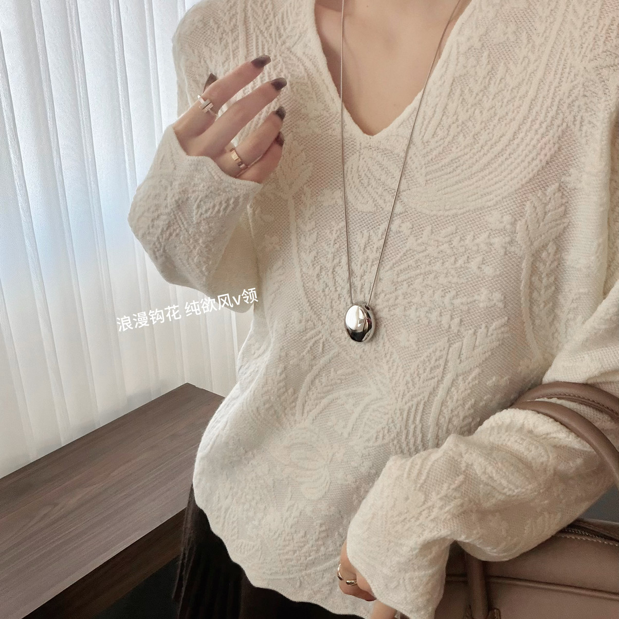 B媞宝-温柔派～重工蕾丝钩花v领纯欲风百搭气质针织衫蕾丝衫75166