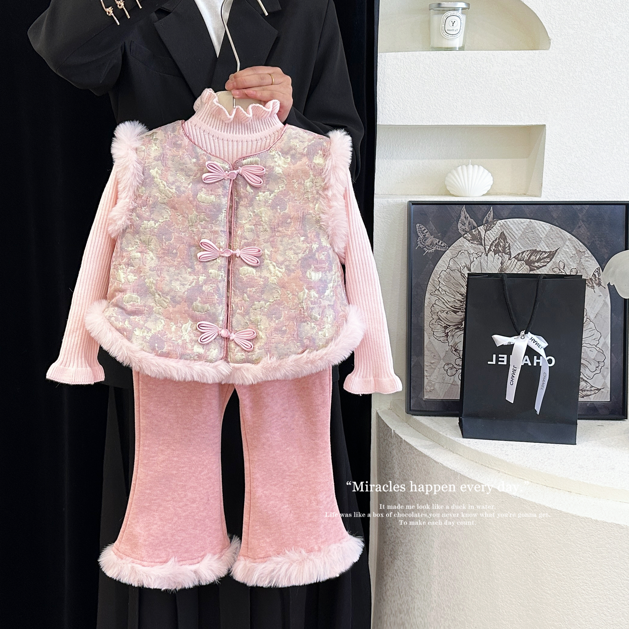 女童盘扣粉色三件套中式马甲套装