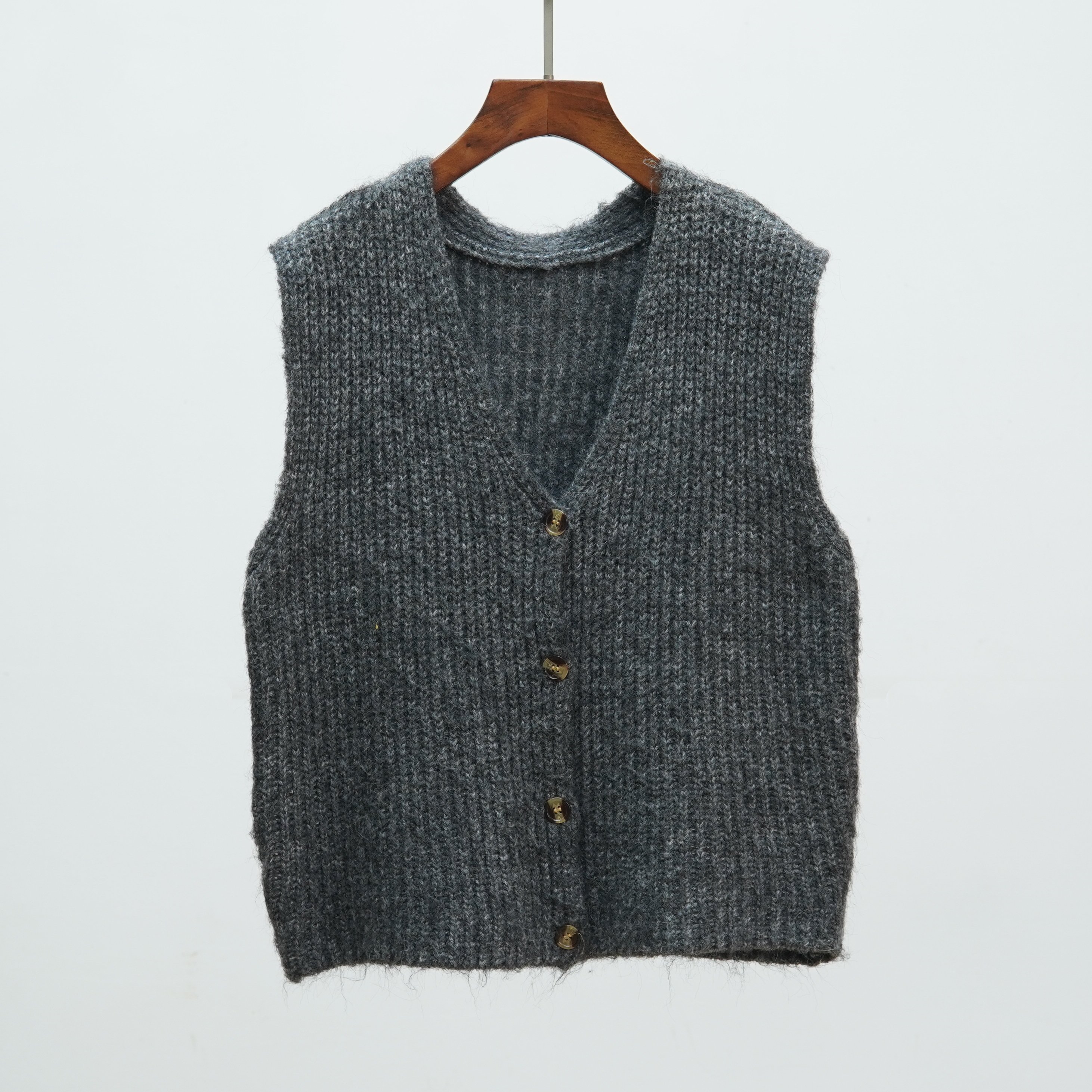 373 2025新款秋冬V领纯色加厚针织马甲背心女士叠穿坎肩毛衣开衫