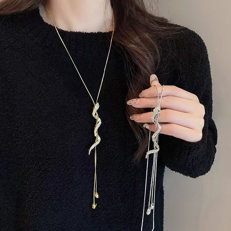 韩版时尚高级感小蛇长款毛衣链气质百搭秋冬项链女配饰品挂件简约