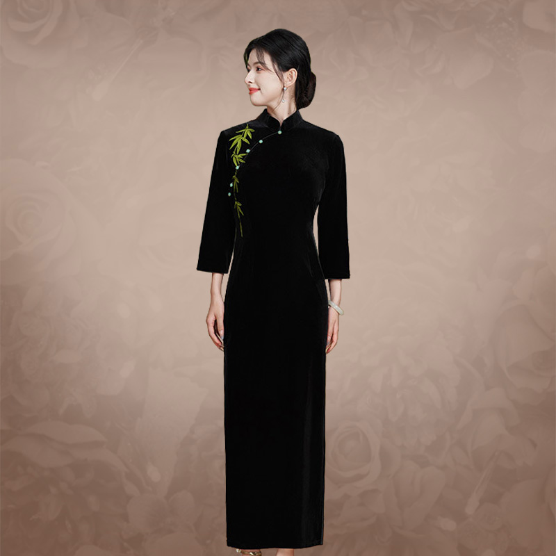刺绣黑色金丝绒国风中式旗袍