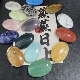 手握粉晶虎眼石天然水晶巴掌石椭圆按摩石家居手把玩高温蒸疗愈石