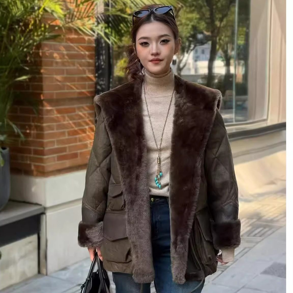 欧洲站2025冬季新款皮毛一体外套女大翻领阔版气质保暖鹅绒羽绒服,女装/女士精品,羽绒服,淘宝优惠券,粉丝福利购,淘宝优惠卷