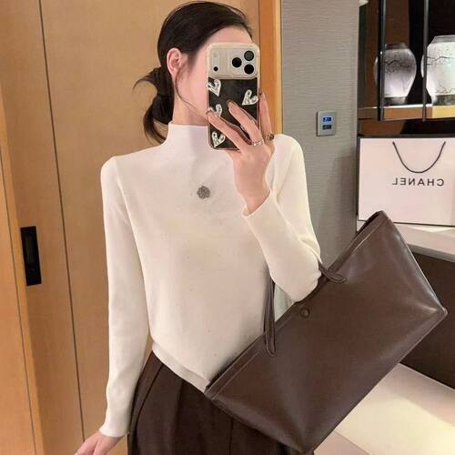 山茶花烫钻半高领显瘦毛衣女