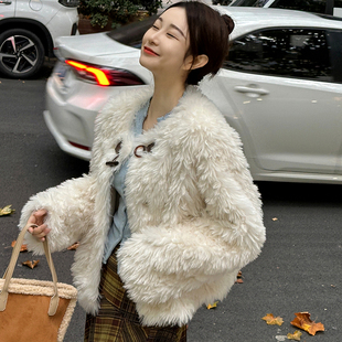 仿羊羔毛皮毛一体外套女富家千金2025冬季新款皮草外套宽松牛角扣