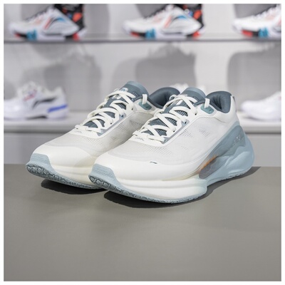 李宁男子新款透气轻质柔软休闲鞋