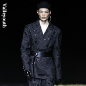 月沙 山谷少年原创设计男装 重工珠片刺绣秀场款 斜襟水洗牛仔西装