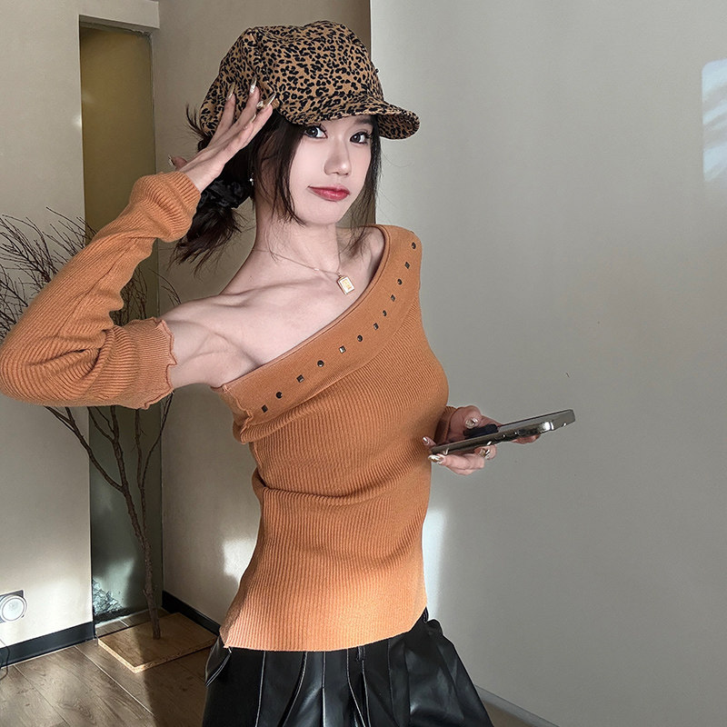 纯欲铆钉斜肩长袖针织打底衫女秋辣妹露肩烫钻修身高级设计感上衣