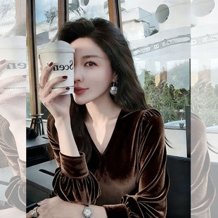 气质复古咖色V领丝绒长袖衬衫女2026秋季新款高级感轻奢内搭衬衣