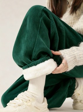 今年流行超火绿色灯芯绒休闲卫裤女冬季2025超火的加绒束脚长裤子