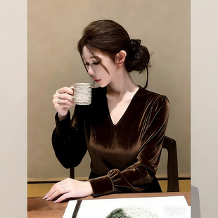 轻奢高级感咖色v领长袖丝绒衬衫女冬季新款洋气减龄内搭显瘦上衣
