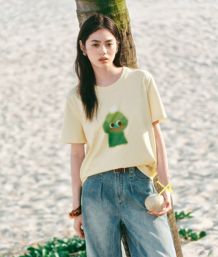 เสื้อยืดพิมพ์ลายการ์ตูน ทรงหลวม ใส่สบาย ปรับรูปร่างได้ ดีไซน์หลากหลาย สำหรับผู้หญิง รุ่นใหม่ฤดูร้อน 2026 ลุคเดียวกับในห้างสรรพสินค้า