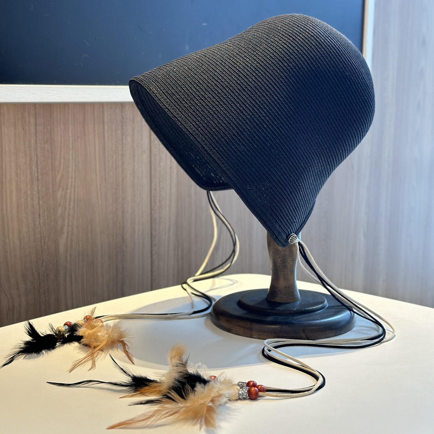 2025新款民族风羽毛绑带渔夫帽子女出游防晒后开叉遮阳帽透气百搭