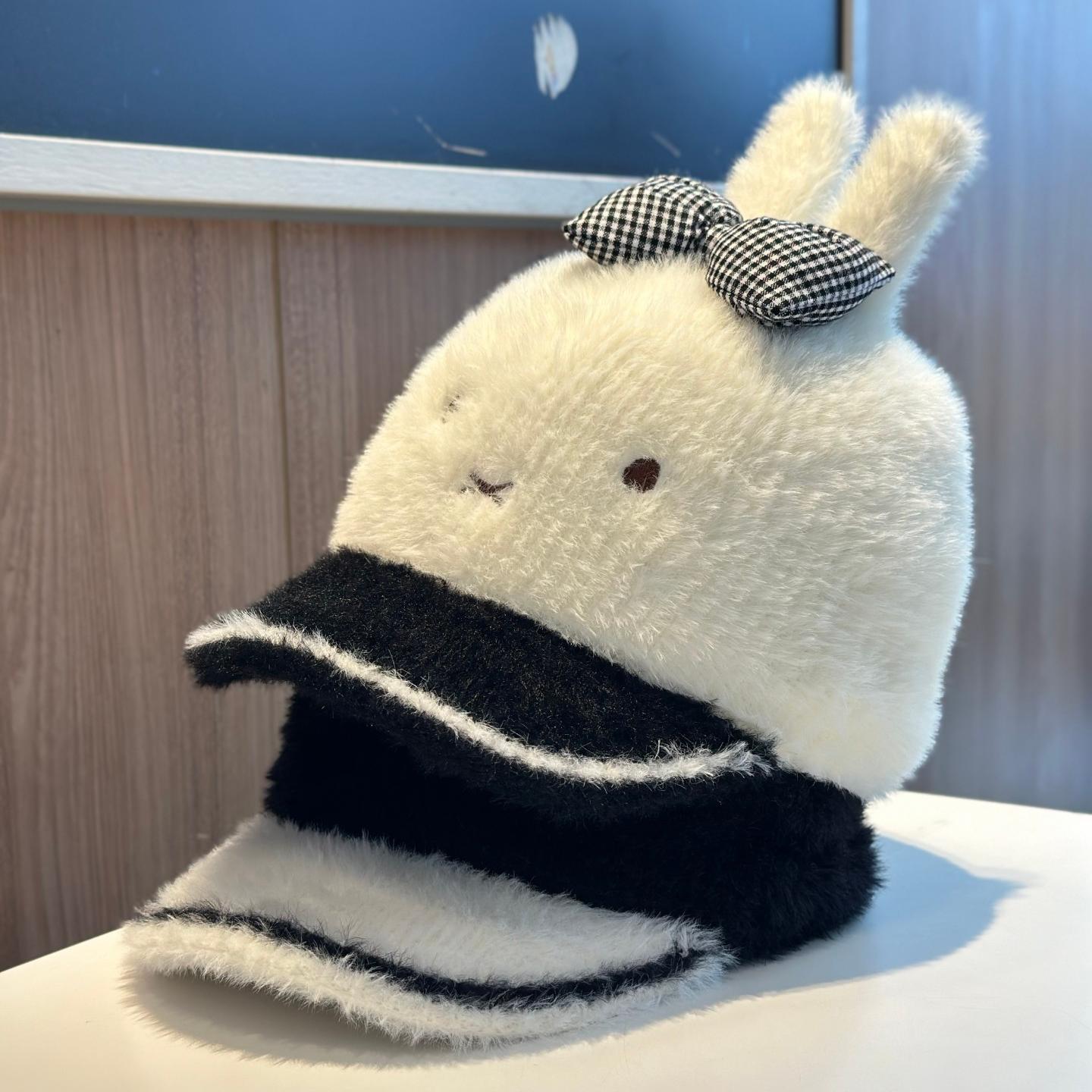 秋冬保暖显脸小毛绒小兔鸭舌帽