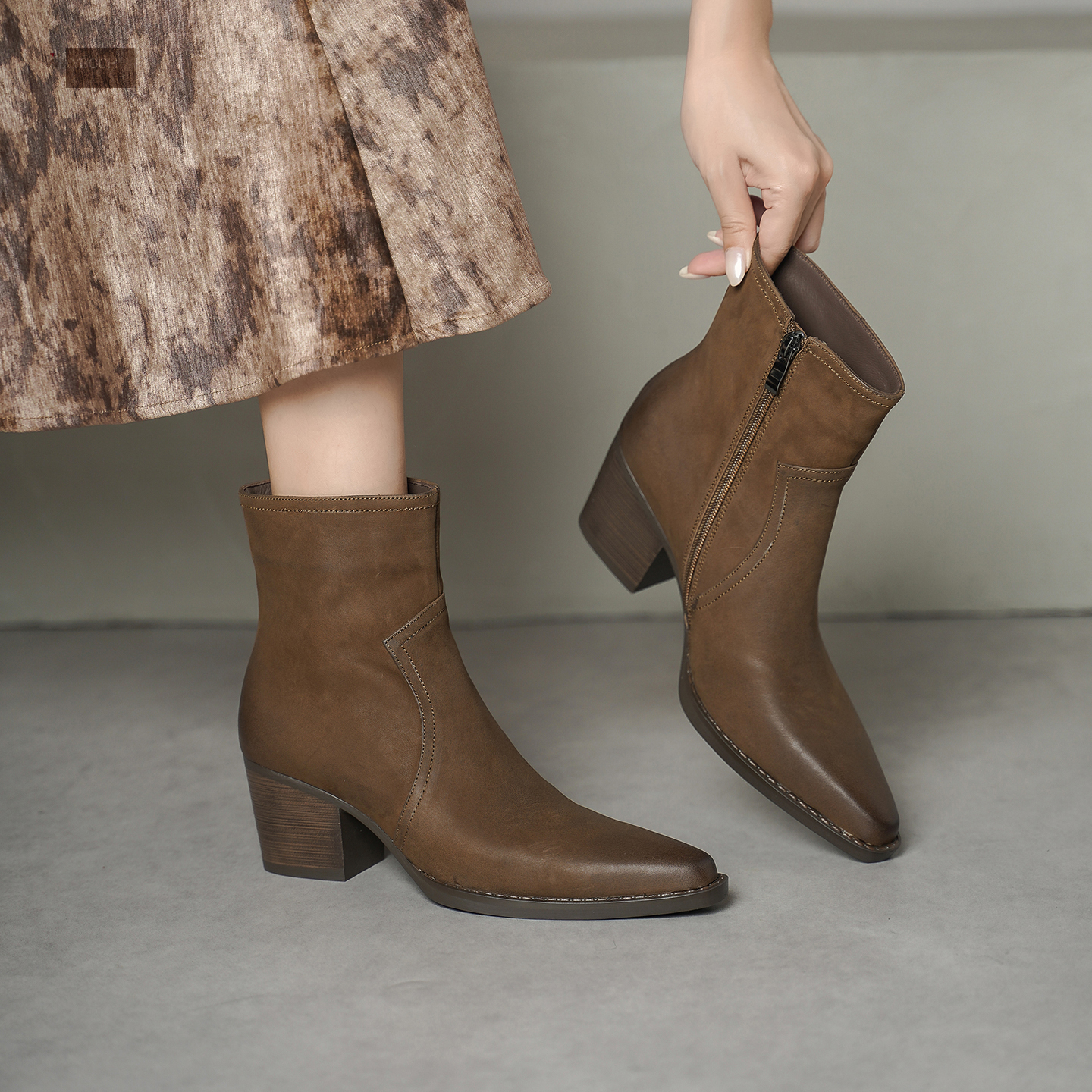 玮保/真皮尖头粗跟时装短靴子女