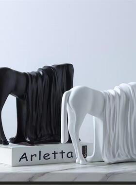 创意简约树脂半身马桌面摆件