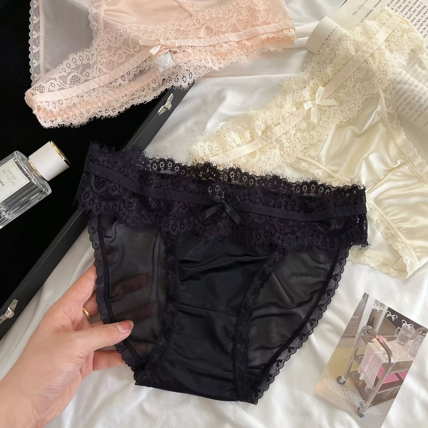 高级感轻奢缎面内裤女性感蕾丝撩人少女约会舒适透气棉裆三角裤薄