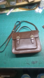 手工制作疯马油蜡牛皮剑桥邮差小方包来料加工模特样品特价深棕色