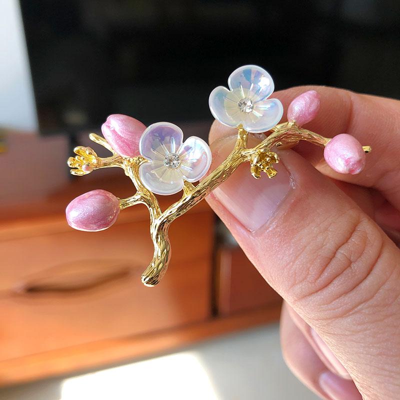 精致傲梅花苞花朵胸针女士新款外套大衣别针胸花