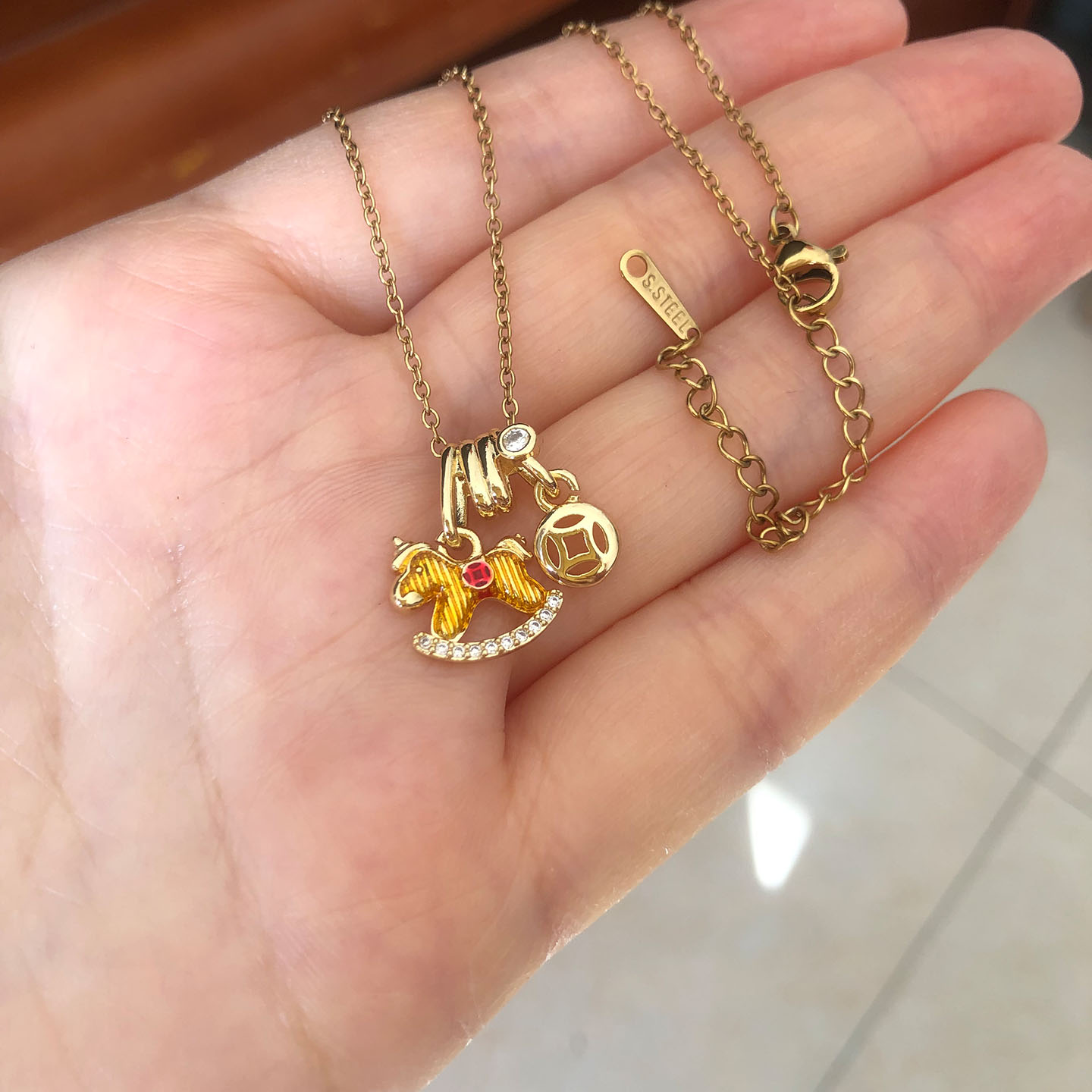 彩色滴油马上有钱卡通女式钛钢项链