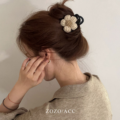 毛线针织花朵抓夹女发量少鲨鱼夹后脑勺盘发夹半扎发卡高级感头饰 - 封面