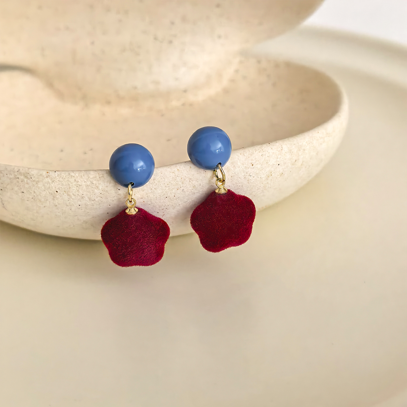 设计师款花朵生物瓷耳钉