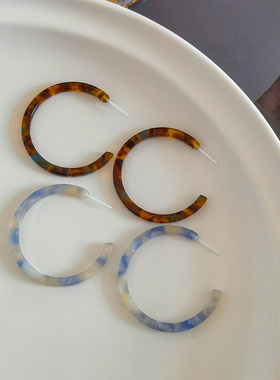 港风复古美拉德风醋酸纹理素圈耳环方圆脸显脸小耳圈女生物瓷耳钉
