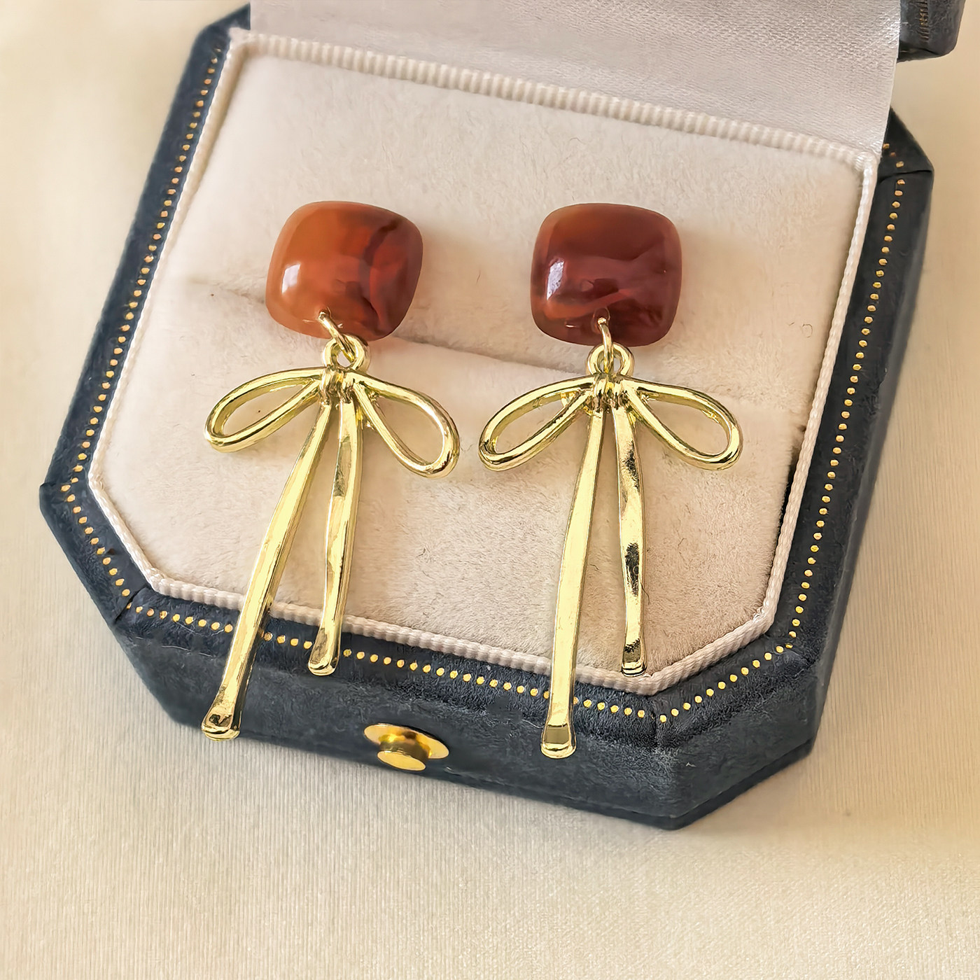 设计师款琥珀色方糖蝴蝶结耳环时尚高级感生物瓷耳钉防过敏耳夹女,饰品/流行首饰/时尚饰品新,耳环,淘宝优惠券,粉丝福利购,淘宝优惠卷