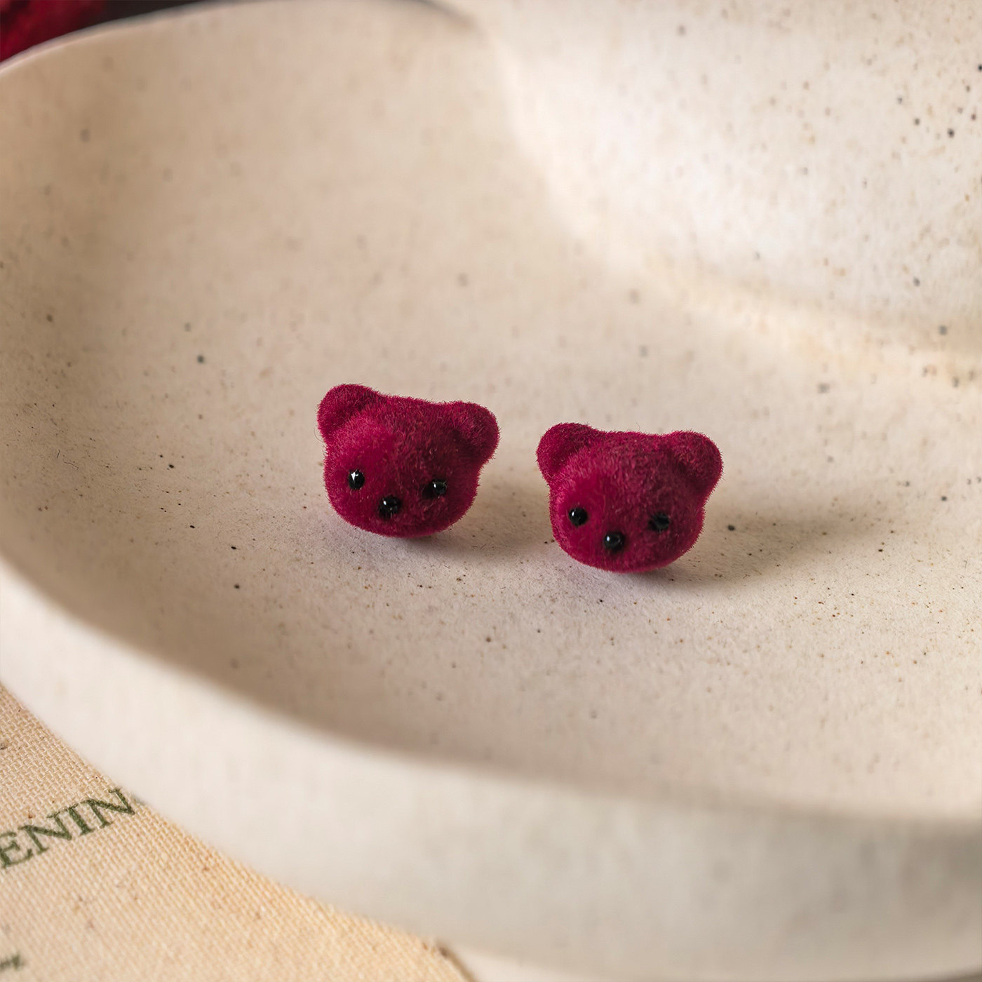 酒红色植绒小熊生物瓷耳钉防过敏适合过年戴的小巧可爱耳环耳饰女,饰品/流行首饰/时尚饰品新,耳钉,淘宝优惠券,粉丝福利购,淘宝优惠卷