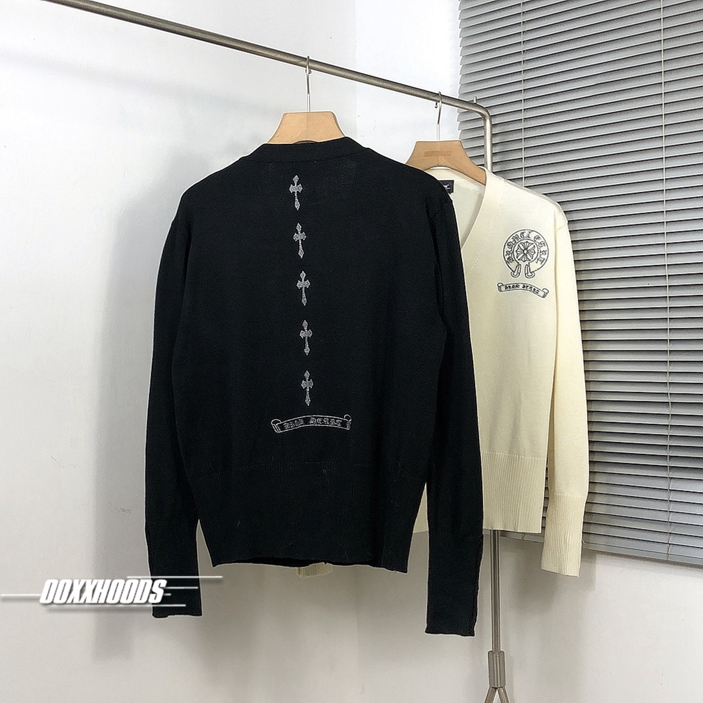 《银线刺绣十字架马蹄》针织毛衣