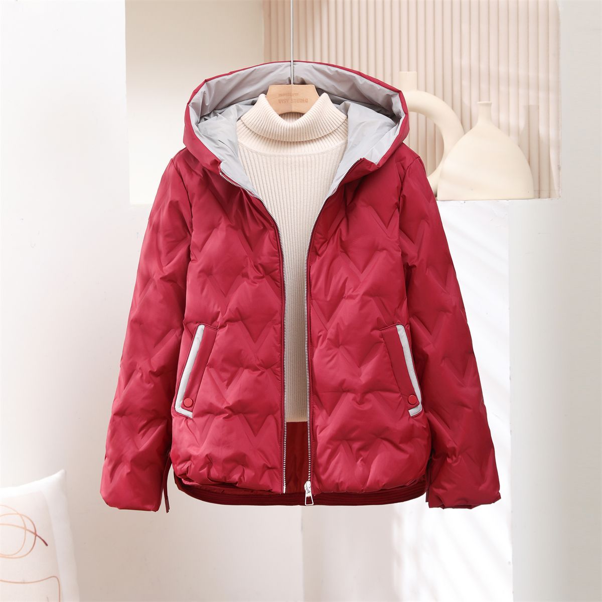 2025年冬季新款轻薄羽绒服女短款白鸭绒中老年妈妈薄款时尚外套