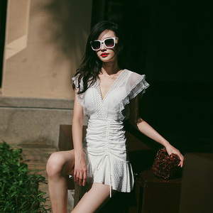 泳衣女2022新款连衣裙式显瘦网红风仙白色微胖女孩温泉游泳衣保守