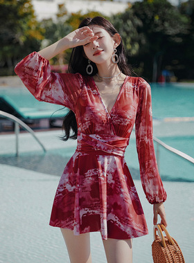 泳衣女款泡温泉2025新款高级感红色长袖微胖遮肉保守度假风泳装女