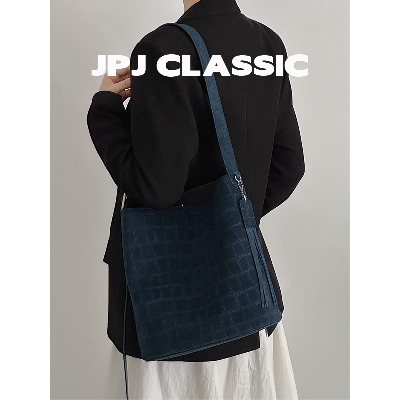 牛皮水桶包女单肩斜挎通勤软包