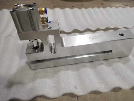 制袋机胶袋打孔机，1-10mm过料200mm小圆孔，包装袋气动打孔机