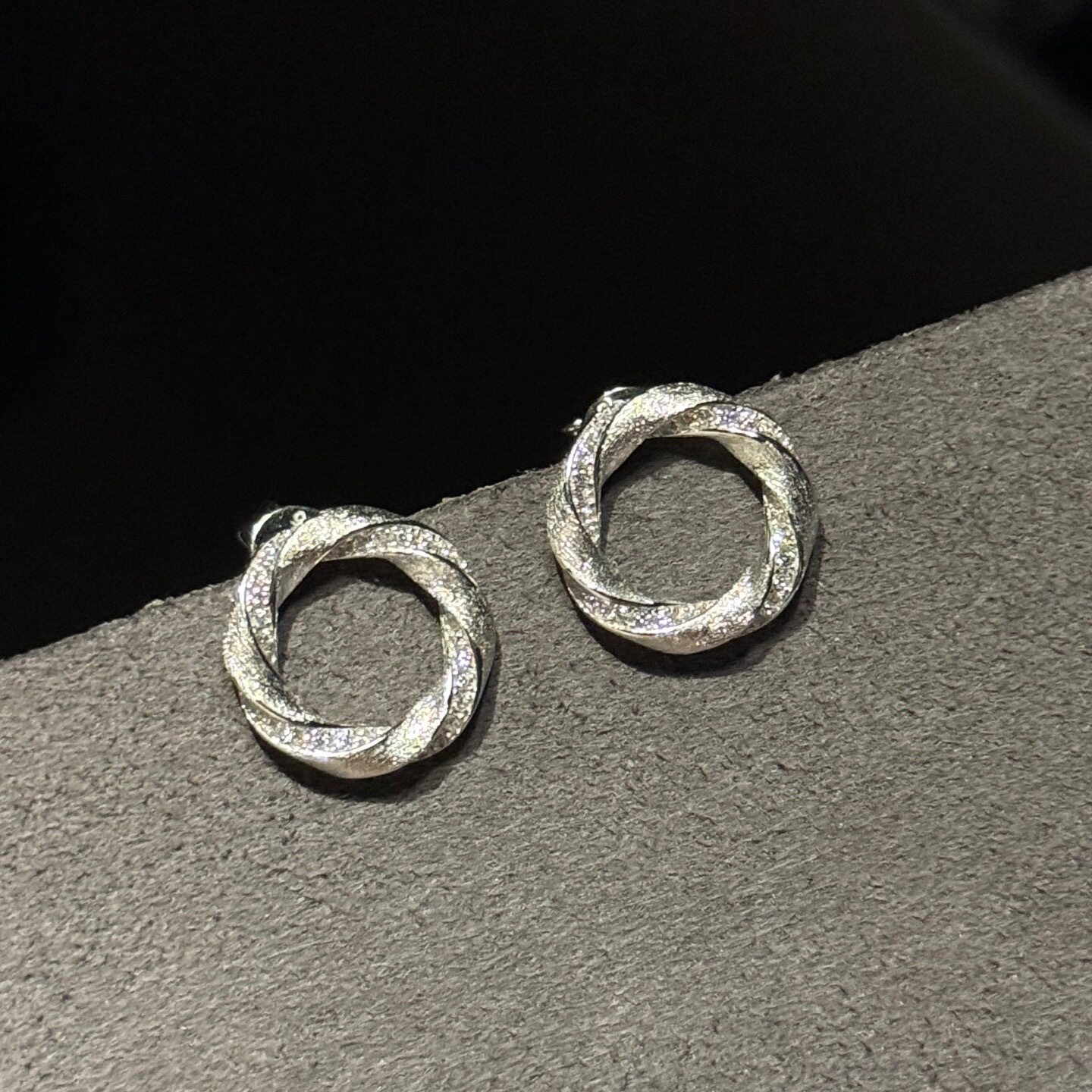 s925纯银精工高级感磨砂纽花麦芽糖螺纹莫比乌斯半钻轻奢小众耳环