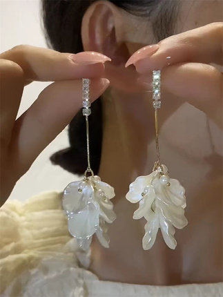 气质时尚甜美超仙白色花瓣流苏耳环925银针夏季百搭长款花朵耳饰