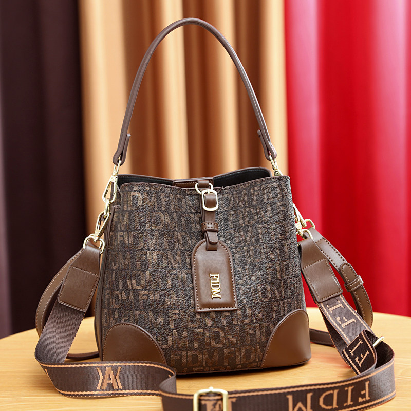 真皮质感女包女士水桶包2026新款时尚大容量手提包轻奢单肩斜挎包