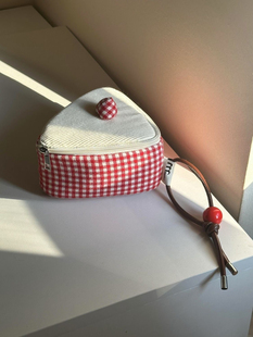 小众设计感可爱格纹三角蛋糕收纳包韩系便携出行洗漱包手拎相机包