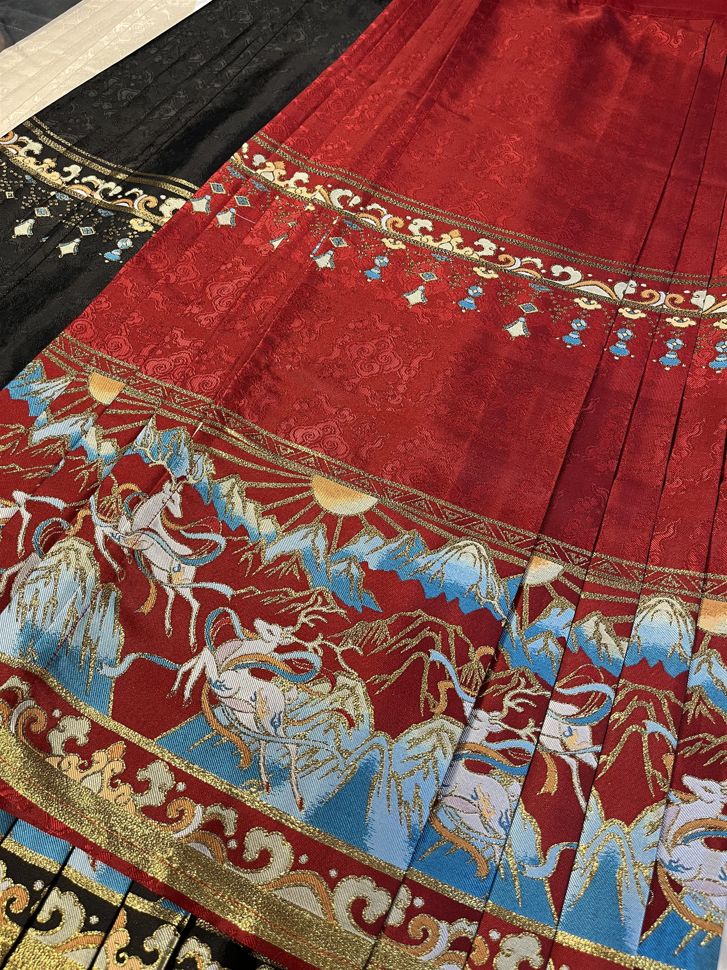 仿妆花织金马面日常缎面