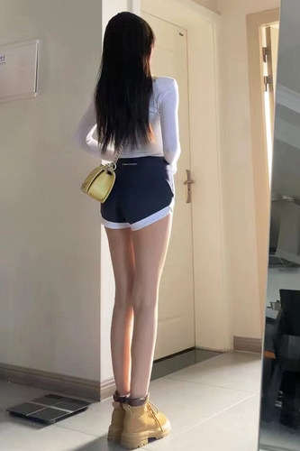 enen打造蜜桃臀纯欲风运动短裤
