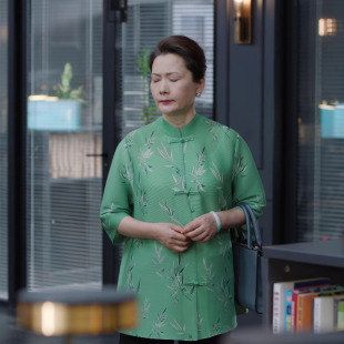 何赛飞同款绿色洋气开衫2春夏新款宽松显瘦盘扣复古妈妈装上衣