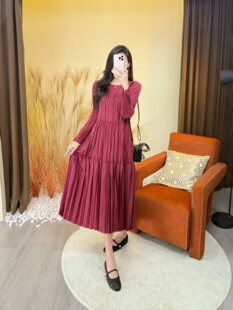 蓝蓝红色秋季新款压褶长款圆领长袖连衣裙